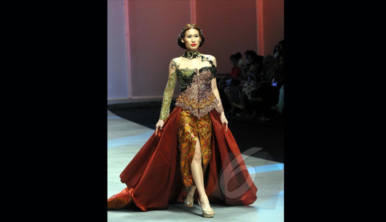 Seorang model memeragakan kebaya modern rancangan Fransisca Darmawan di Indonesia Fashion Week 2015 di JCC, Minggu (1/3/2015). Fransisca Darmawan berhasil mengemas busana tradisinal menjadi kebaya modern (Liputan6.com/Panji Diksana)