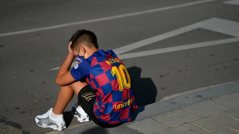 Mengharukan, Fans Cilik Kecewa Lionel Messi Tak Datang ke Lokasi Latihan Barcelona