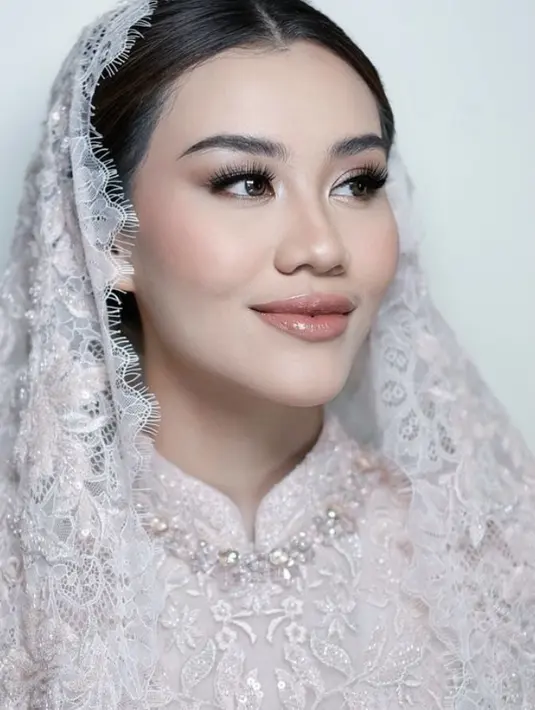 <p>Dalam momen pengajian jelang menikah, Aaliyah Massaid mempercayakan riasannya pada Makeup Artist, Leo Afandi. [@leofandi_]</p>