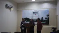 KAPASITAS - Djohar Arifin Husin memenuhi panggilan Menpora dengan kapasitas Ketua Umum PSSI. (Bola.com/Teungku Sufiyanto)