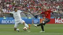Aksi pemain Spanyol, Andres Iniesta mengecoh pemain Rusia, Roman Zobnin pada laga 16 besar Piala Dunia 2018 di  Luzhniki Stadium, Moskow, Rusia, (1/7/2018). Rusia menang penalti atas Spanyol Spain 4-3. (AP/Manu Fernandez)