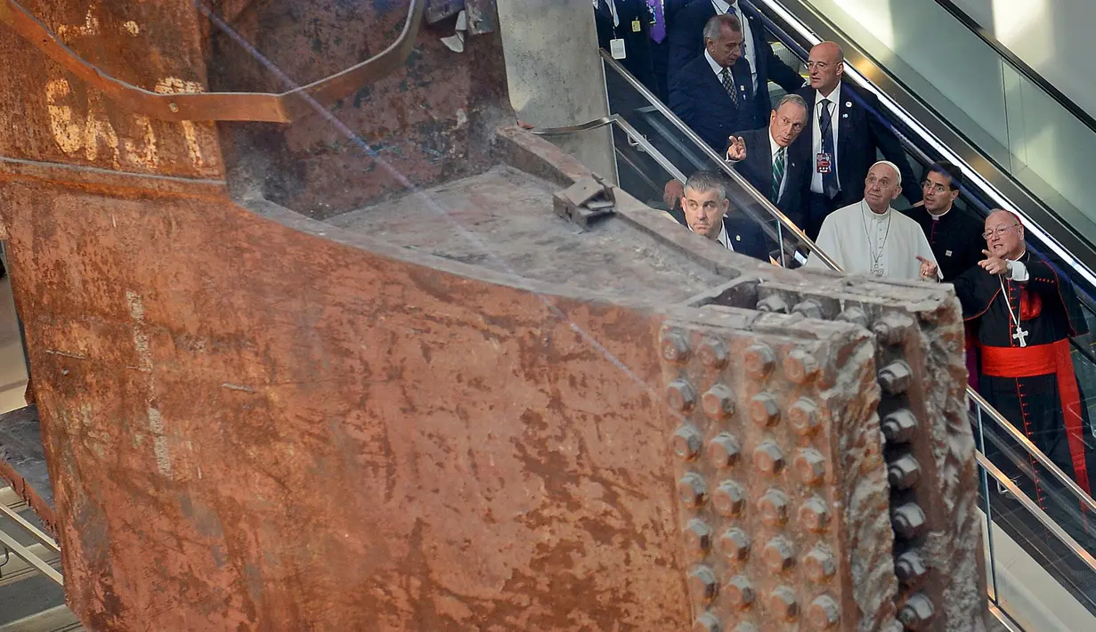Paus Fransiskus mengamati patahan dari World Trade Center saat mengunjungi Museum 11 September di New York, Jumat (25/9). Paus Fransiskus sedang melakukan kunjungan selama enam hari ke Amerika Serikat. (REUTERS/Thomas A. Ferrara/Newsday/POOL)
