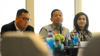 Ketua Komite Ekonomi dan Industri Nasional atau KEIN Soetrisno Bachir (tengah) saat berdiskusi dengan media di Jakarta, Senin (27/5/2019). Diskusi tersebut membahas percepatan investasi dan ekspor untuk mendorong pertumbuhan yang berkualitas. (Liputan6.com/Angga Yuniar)