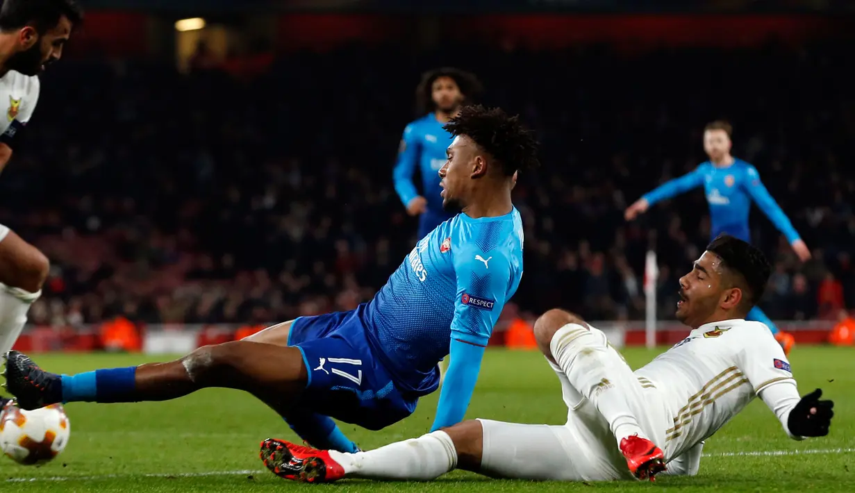 Pemain Arsenal, Alex Iwobi berebut bola dengan pemain  Ostersunds FK, Hosam Aiesh pada laga leg kedua 32 Liga Europa 2017-2018 di Stadion Emirates, Kamis (22/2). Kalah 1-2 dari Ostersunds, Arsenal tetap melangkah ke babak 16 besar. (AP/Alastair Grant)