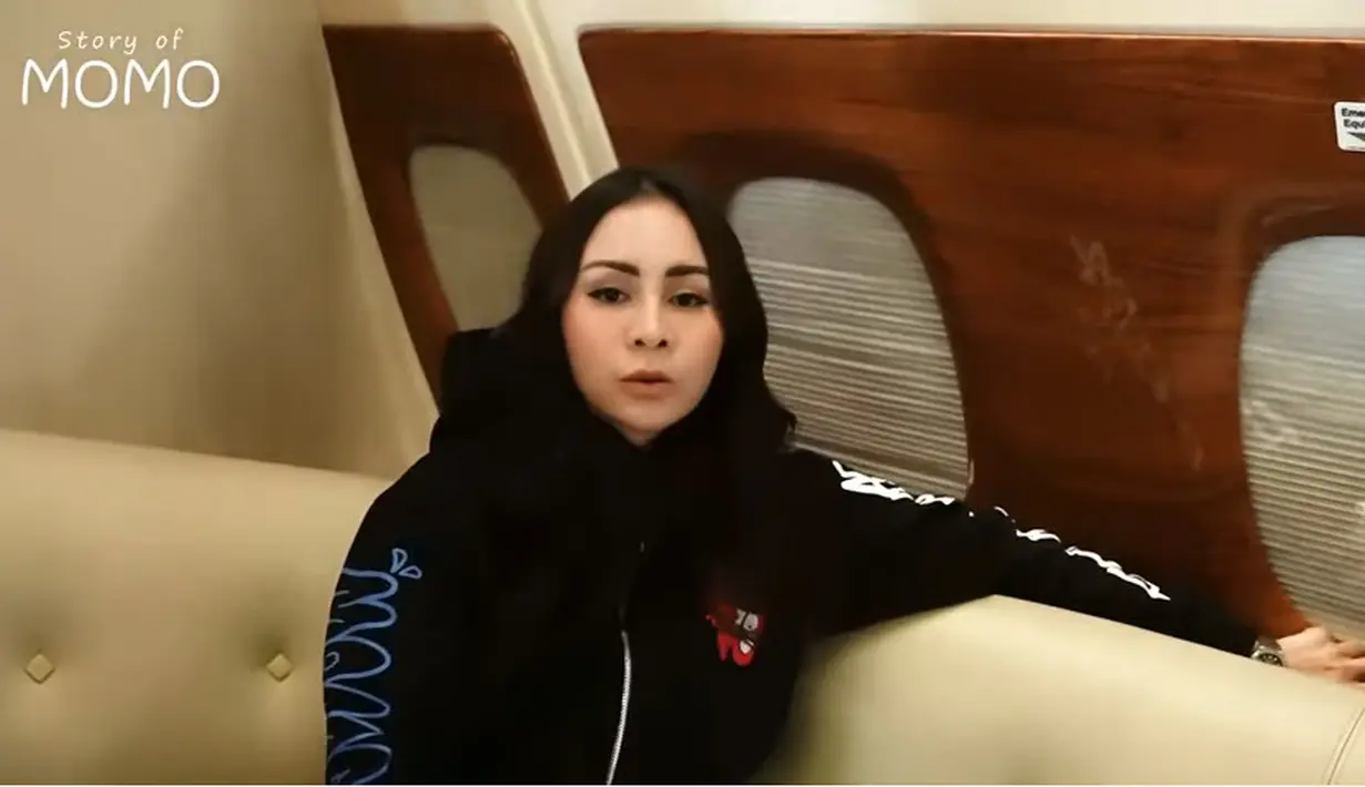 Melihat media sosialnya, Momo mengunjungi beberapa negara pada liburan kali ini. Tidak hanya bersama anak dan suami, tapi juga beberapa orang dalam rombongan kecilnya.  [Youtube/Momo Youtube Channel]