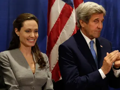  Menteri Luar Negeri AS John Kerry (kanan)  dan aktris Angelina Jolie saat menghadiri acara buka puasa lintas agama di  All Dulles, Area Muslim Society, Virginia, AS, (20/6). Kegiatan ini juga untuk memperingati Hari Pengungsi Dunia. (YURI GRIPAS / AFP)