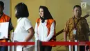 Bupati Kukar nonaktif, Rita Widyasari (kedua kanan) usai menjalani pemeriksaan di gedung KPK Jakarta, Jumat (19/1). Rita diperiksa sebagai tersangka dugaan TPPU senilai Rp 436 miliar terkait izin perkebunan kelapa sawit. (Liputan6.com/Helmi Fithriansyah)