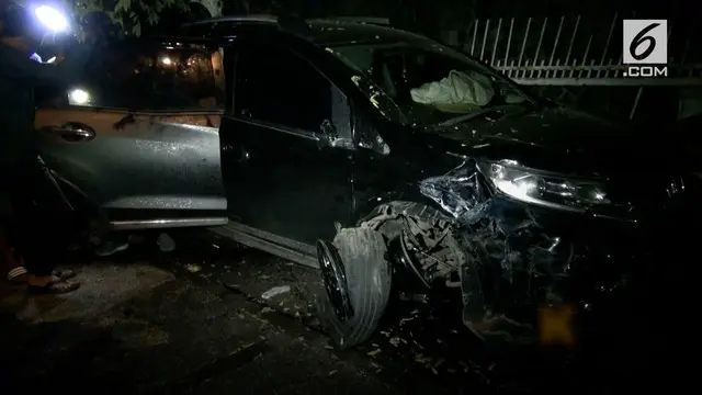 Diduga hilang kendali, mobil minibus keluar jalur dan menabrak mobil Oprasional PLN di Kawasan Kebon Jeruk, Jakarta Barat.