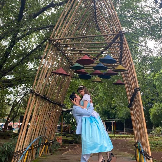 6 Potret Kebersamaan Cinta Brian dan Zoe Jackson Ini Bak Prewedding, Bikin Baper