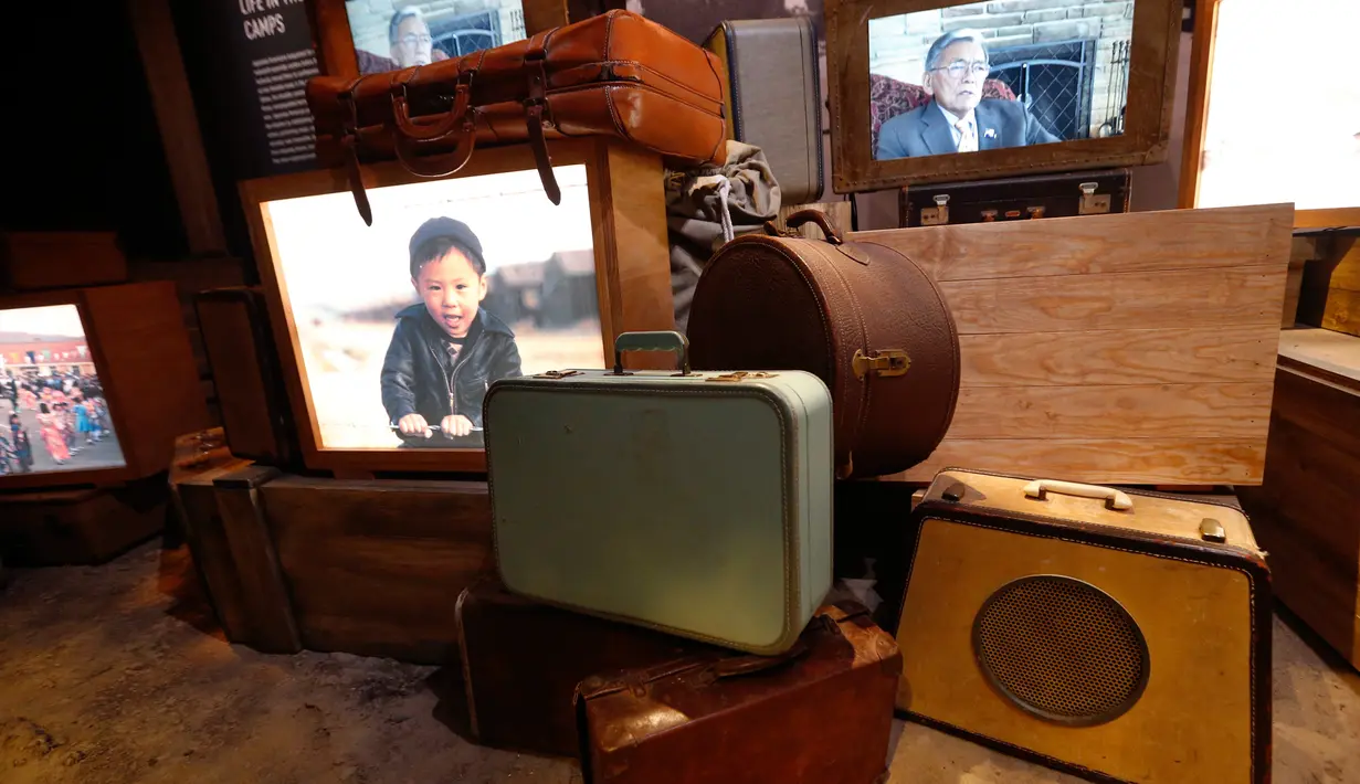 Sejumlah koper disusun untuk instalasi pameran "Salute to the Home Front" di Museum Nasional Perang Dunia II di New Orleans (5/6). (AP Photo/Gerald Herbert)
