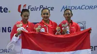 Tim renang indah Indonesia kembali berhasil merebut medali perunggu bagi kontingen Merah Putih di Sea Games 2015 Singapura. Tim renang indah Indonesia saat penerimaan medali perunggu di OCBC Aquatic Centre, Kamis (3/6). (Liputan6.com/Helmi Fithriansyah)