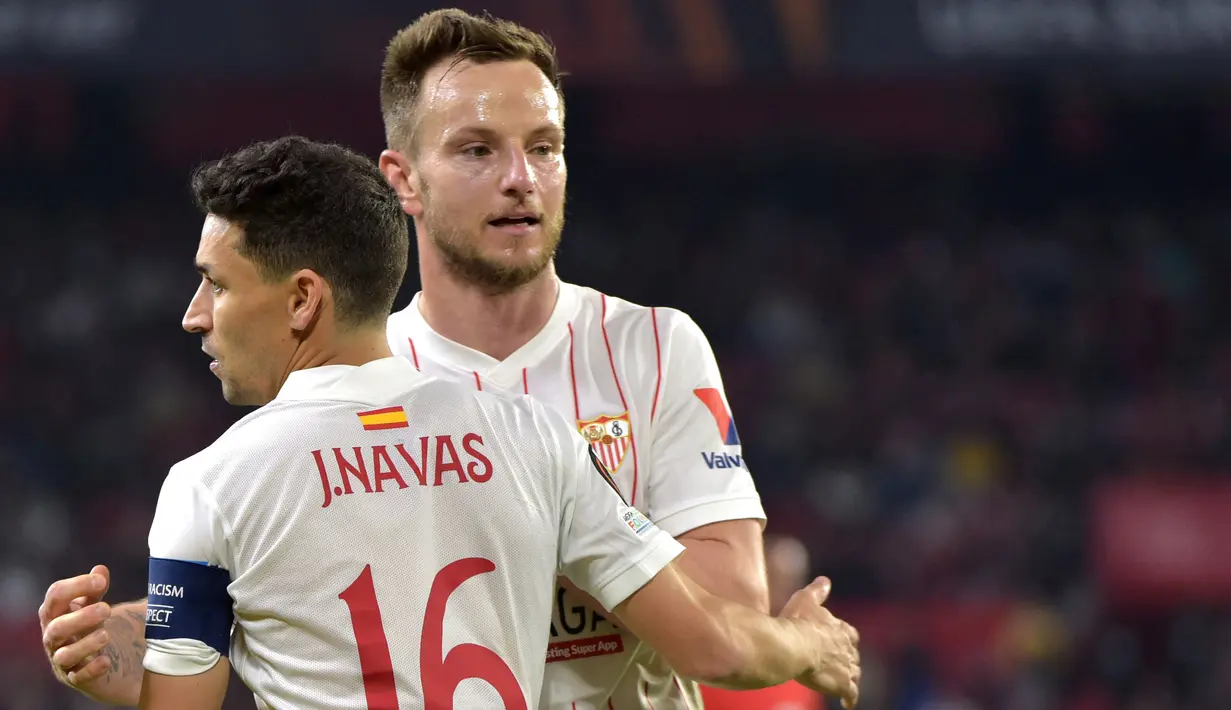 Pemain Sevilla Ivan Rakitic (kanan) menggantikan Jesus Navas saat melawan Dinamo Zagreb pada pertandingan sepak bola Liga Europa di Stadion Ramon Sanchez Pizjuan, Seville, Spanyol, 17 Februari 2022. Sevilla menang 3-1. (CRISTINA QUICLER/AFP)