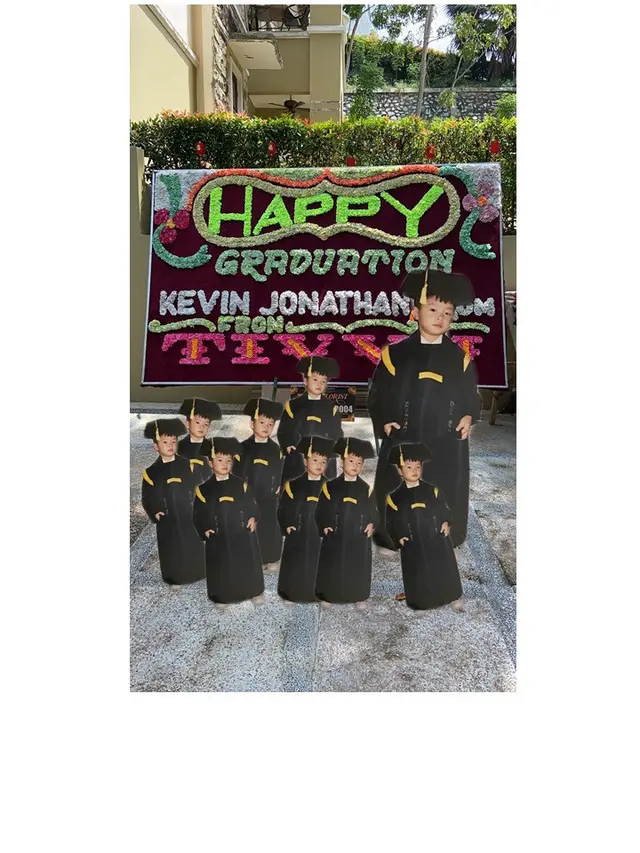 Pria Ini Minta Edit Foto Kakaknya di Depan Papan Bunga, 7 Hasilnya Kocak Abis