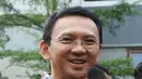 Cagub DKI no urut dua, Basuki T Purnama menunujukkan id anggota Slankers usai melakukan pertemuan tertutup dengan personil grup band Slank di markas Slank, Jakarta, Kamis (22/12/2016). (Liputan6.com/Herman Zakharia)