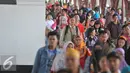 Para Penumpang kereta api tegal arum tiba di Stasiun Senen, Jakarta, Senin, (20/7/2015). Dipredeksikan puncak arus balik di stasiun pasar senen akan terjadi pada hari Selasa atau Rabu. (Liputan6.com/Herman Zakharia)