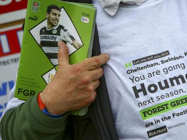 Suporter Forest Green Rovers bersiap menyaksikan laga Piala Liga melawan MK Dons di Stadion New Lawn, Nailsworth, Selasa (8/8/2017). FGB merupakan klub sepak bola yang mengedepankan hidup sehat dan ramah lingkungan. (AFP/Geoff Caddick)