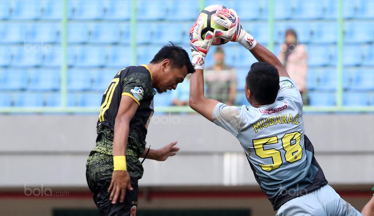 Kiper Bhayangkara FC, Fauzal Mubaraq mengamankan bola dari sundulan pemain Sriwijaya FC pada lanjutan Liga 1 2017 di Stadion Patriot Bekasi, Minggu (20/8/2017). Bhayangkara FC menang 2-1. (Bola.com/Nicklas Hanoatubun)