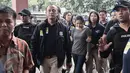 Tersangka kasus pembunuhan Wayan Mirna Salihin, Jessica Kumala Wongso tiba di Kejaksaan Negeri (Kejari) Jakarta Pusat, Jumat (27/5). Kedatangan Jessica Wongso mendapat kawalan ketat dari aparat kepolisian Polda Metro Jaya. (Liputan6.com/Faizal Fanani)