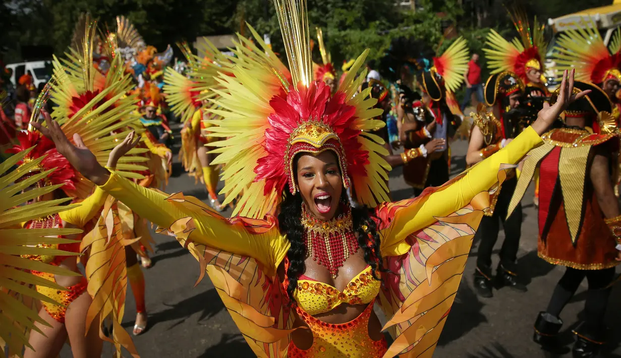 Sejumlah wanita mengenakan kostum menari saat mengikuti Karnaval Notting Hill di London (28/8). Karnaval ini merupakan festival terbesar di Eropa yang tiap tahunnya dihadiri jutaan orang dan berlangsung setiap bulan Agustus. (AP Photo / Tim Irlandia)