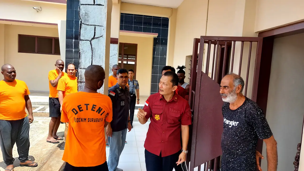 Para pengungsi internasional membuat onar tempat penampungan di Puspa Agro Sidoarjo karena listrik padam. (Istimewa)