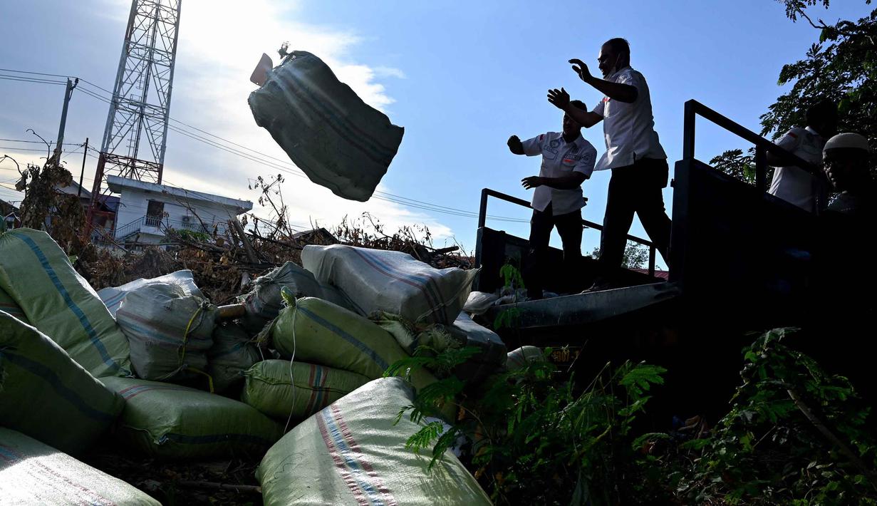 Petugas kepolisian Indonesia bersiap membakar barang bukti sitaan narkotika jenis ganja di Mapolda Banda Aceh pada Senin 6 Oktober 2025. (Chaideer MAHYUDDIN/AFP)