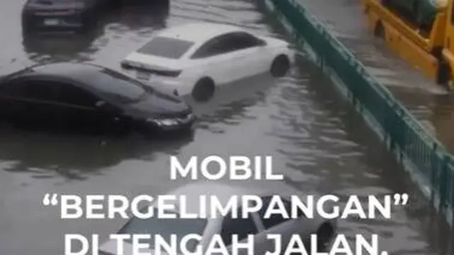 Mobil "Bergelimpangan" di Tengah Jalan, Bangkok Lumpuh Diterjang Banjir!