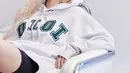 Menikmati waktu santai, Rose mengenakan Sweater putih dari brand lokal Korea 5252 by O!Oi. Sweater seharga Rp1jutaan itu dipadukan dengan biker pants. (instagram/roses_are_rosie)