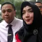 Terdakwa kasus penyalahgunaan narkotika Roro Fitria bersiap menjalani sidang putusan di PN Jakarta Selatan, Kamis (18/10). Roro dijatuhkan hukuman pidana selama 4 tahun dan denda Rp 800 Juta dan subsider selama 3 bulan. (Liputan6.com/Faizal Fanani)