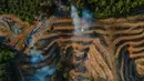 Dalam kurun setahun hingga 2024, Negeri Serambi Mekkah telah kehilangan sekitar 16 ribu hektare hutan alam. Tampak dalam foto, asap mengepul selama penggundulan hutan untuk lahan tanam baru perkebunan kelapa sawit di Lamno, Provinsi Aceh, Minggu 18 Januari 2026. (CHAIDEER MAHYUDDIN/AFP)