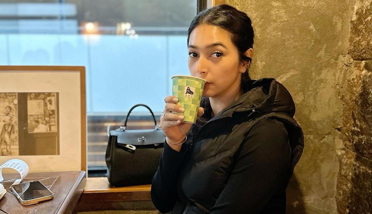 Nabila Syakieb tengah menikmati liburan di Korea Selatan bersama teman-temannya. Dalam kesempatan tersebut, bintang sinetron ‘Cinta dan Anugerah’ itu tampil dengan kecantikan natural. Saat ngopi di sebuah kafe, ia lebih memilih tampil apa adanya dengan makeup tipis dan rambut diikat. (Liputan6.com/IG/@nsyakieb85)