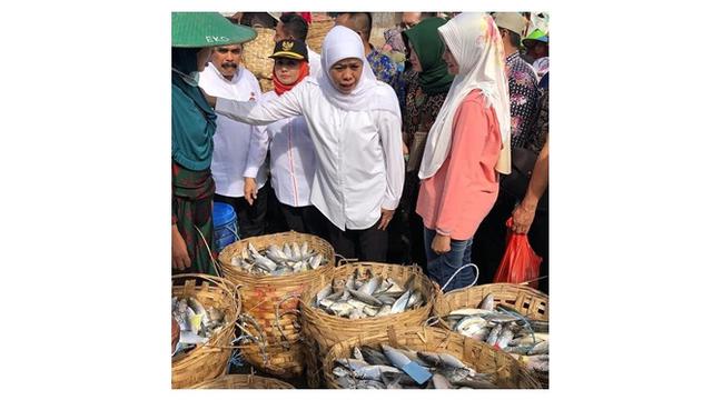 Khofifah Dengarkan Keluhan Pedagang Bandeng