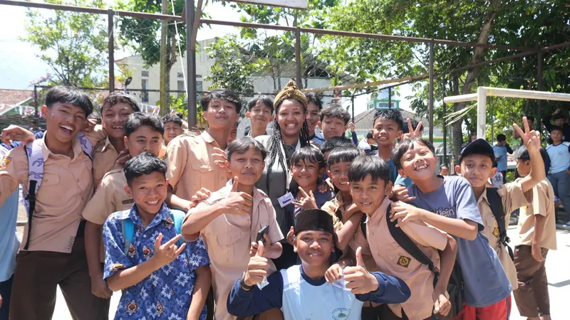 Salah satu delegasi Program Power to You(th) yang berasal dari Ethiopia tengah berforo bersama para siswa di salah satu sekolah di Garut, Jawa Barat. (Liputan6.com/Jayadi Supriadin)