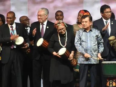 Wapres Jusuf Kalla (tengah kanan) membunyikan genderang jimbe bersama delegasi negara-negara Afrika dalam pembukaan Forum Indonesia Afrika (IAF) 2018 di Bali, Selasa (10/4). Pertemuan dua hari tersebut diikuti 53 negara Afrika. (SONNY TUMBELAKA/AFP)