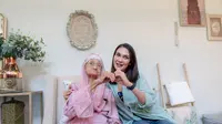 Luna Maya bertemu penonton tertua film Suzzanna Malam Jumat Kliwon bernama Muzenah yang berusia 101 tahun di Jakarta Timur, pada Selasa (8/8/2023). (Foto: Dok. Soraya Intercine Films)