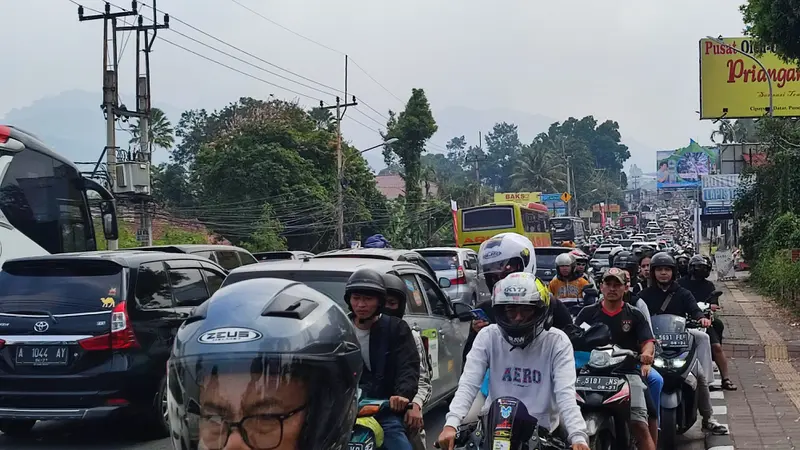 Arus lalu lintas menuju Puncak, Kabupaten Bogor, Jawa Barat, macet jelang Natal 2023. (Liputan6.com/Achmad Sudarno)