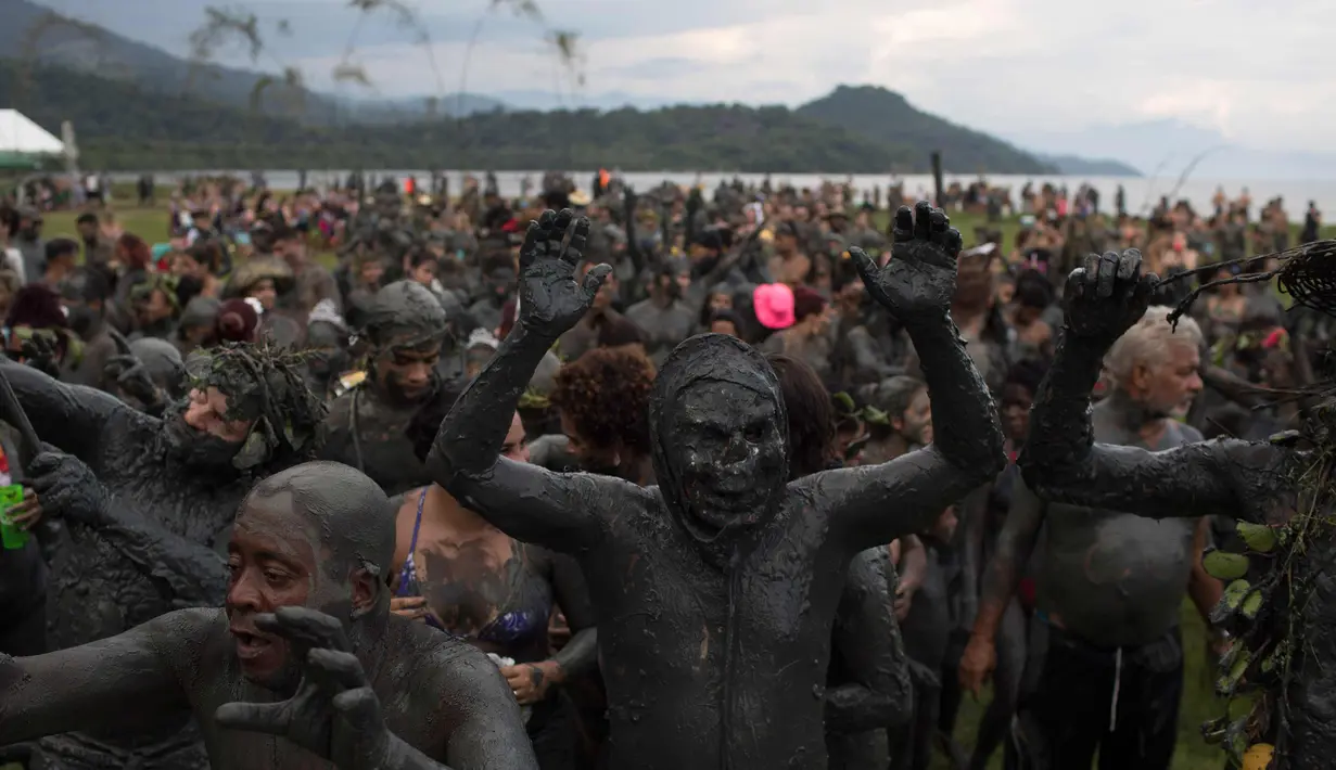 Ratusan orang menari samba saat mengikuti pesta karnaval "Bloco da Lama" atau "Lumpur Lumpur" di Paraty, Brasil, (10/2). Ratusan orang berendam dan saling menyerang menggunakan lumpur di pesta pantai Karnaval tersebut. (AP Photo / Leo Correa)