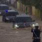 Mobil Land Cruiser Presiden Jokowi Menerobos Banjir di Kalimantan Selatan (Antara)