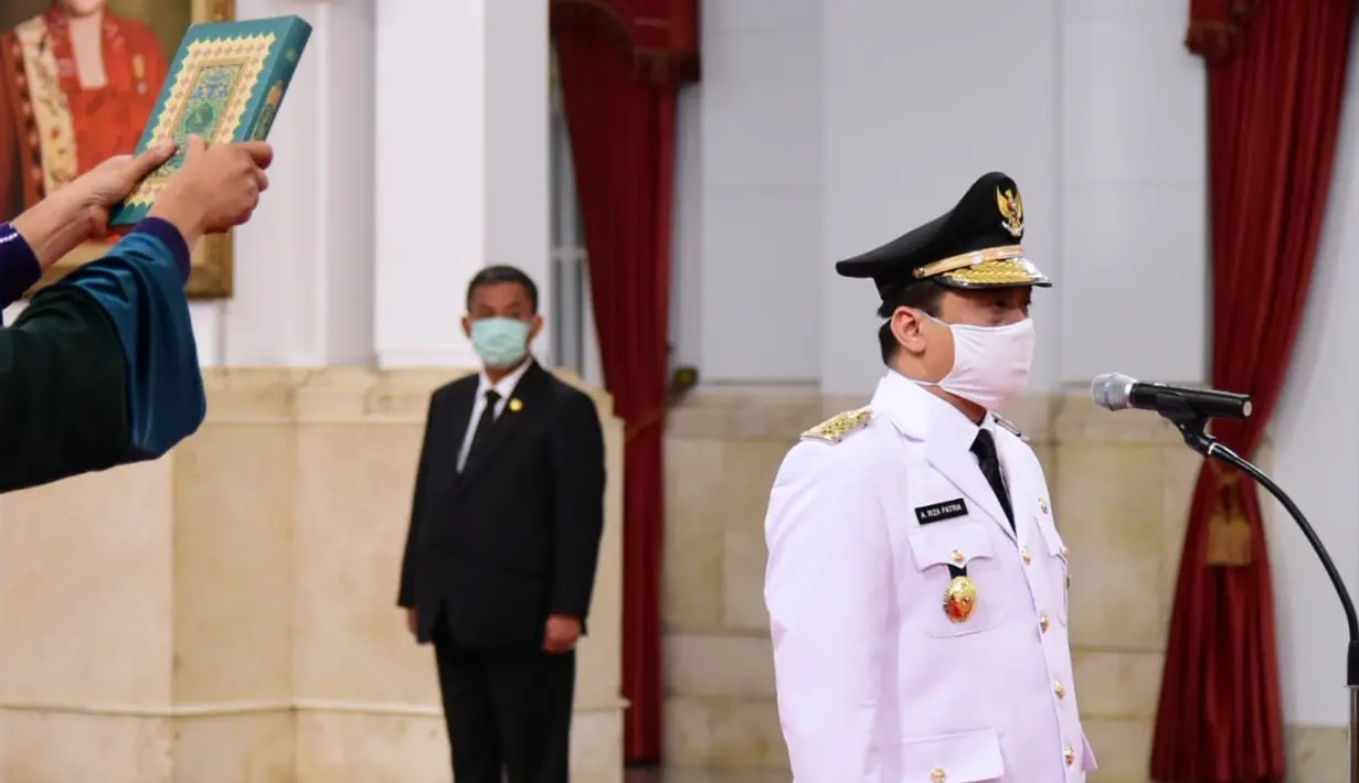 Wakil Gubernur DKI Jakarta Ahmad Riza Patria disumpah saat pelantikan di Istana Negara, Jakarta, Rabu (15/4/2020). Politisi Partai Gerindra mengisi kursi Wagub DKI yang kosong hampir dua tahun sejak ditinggal Sandiaga Uno. (Biro Pers Kepresidenan)