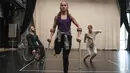 Penari dari Candoco Dance Company menggunakan tongkat dan kursi roda melakukan latihan jelang pertunjukan di London utara, Inggris (13/4). Penari ini juga terdiri dari orang yang berkebutuhan khusus. (AFP Photo/Daniel Leal Olivas)