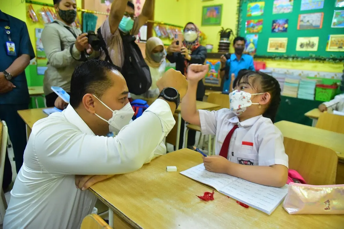 Eri Cahyadi meninjau sekolah tatap muka SD di Surabaya (Dian Kurniawan/Liputan6.com)