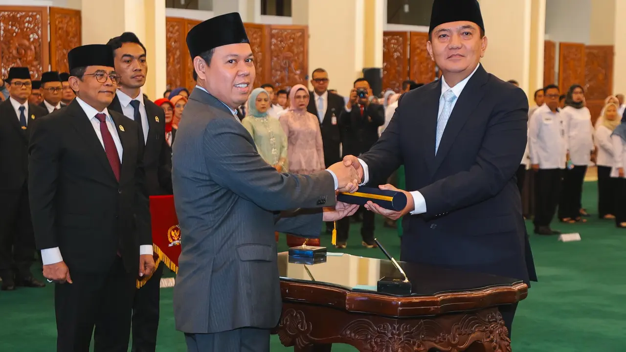 Ketua Dewan Perwakilan Daerah (DPD) RI Sultan B Najamudin melantik Mohammad Iqbal, sebagai Sekretaris Jenderal (Sekjen) DPD RI di Gedung Nusantara IV, Senin (19/5/2025). (Istimewa)