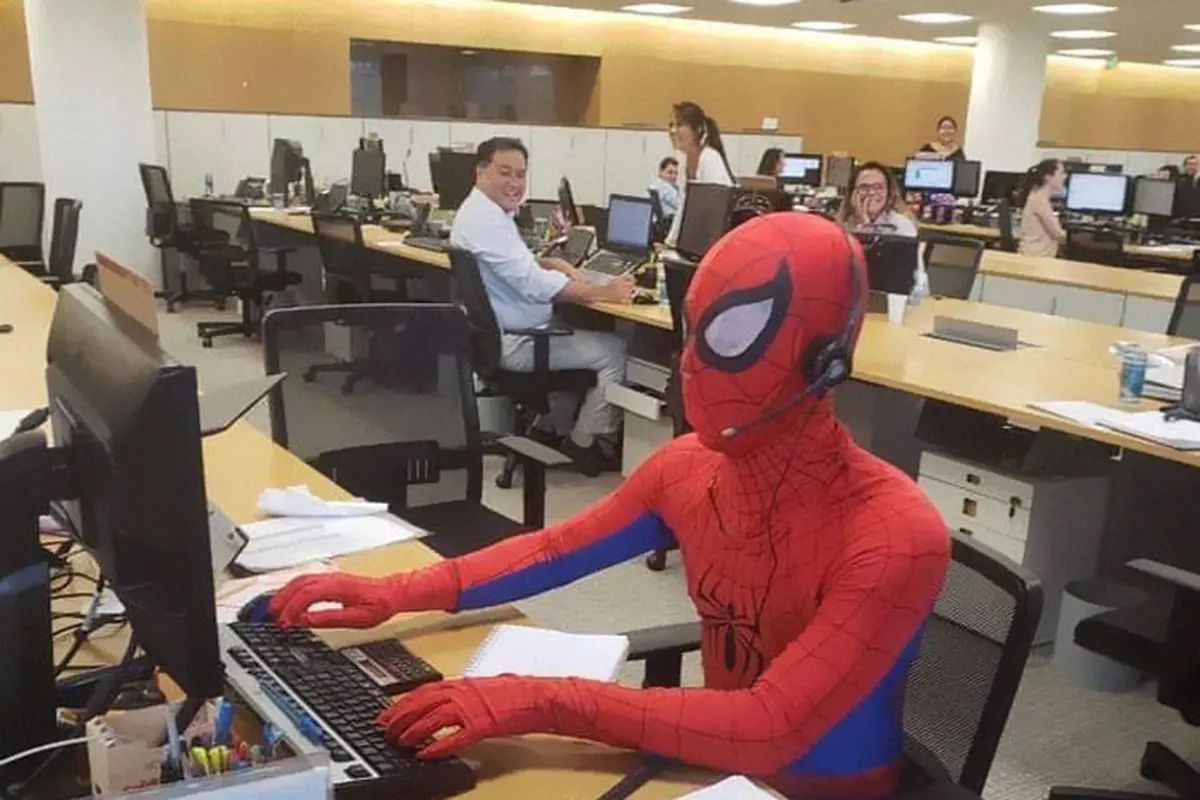 pegawai bank pakai kostum spiderman ke kantor (foto: imgur/boredpanda)
