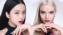 Jisoo BLACKPINK dan Anya Taylor Joy tampil kompak dengan gaya misterius saat kenakan lipstik merah [Dior]