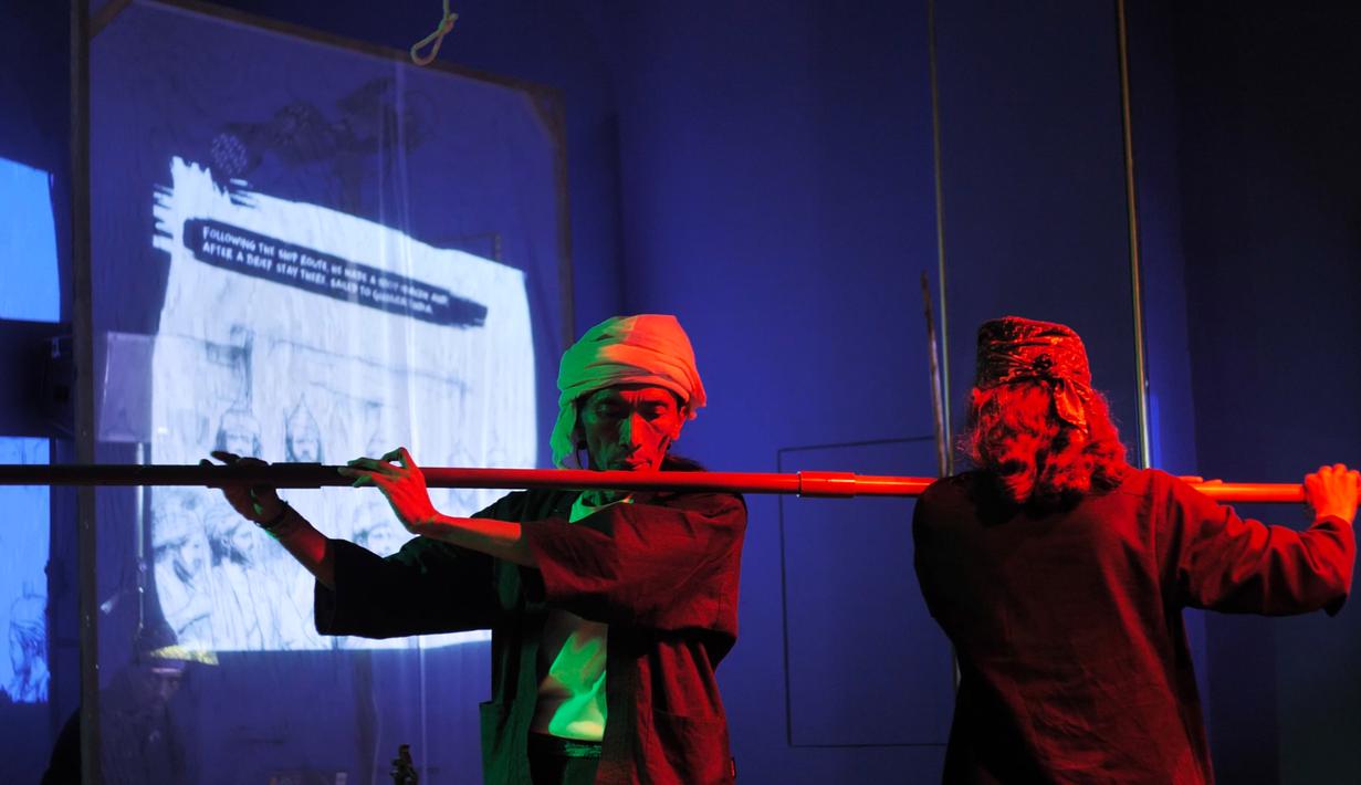 Selama 45 menit, Kabata Tanrasula menghidupkan panggung dengan perpaduan instrumen tradisional Nusantara, narasi dan teks seni tutur, gerak, animasi visual, dan tata cahaya. (Foto oleh: Konstelasi Artistik Indonesia)