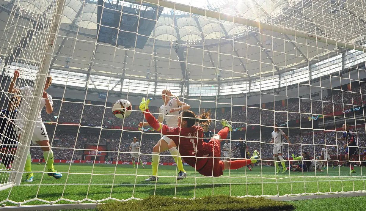 Duel panas terjadi di final Piala Dunia wanita antara Amerika Serikat melawan Jepang di BC Place, Vancouver, Kanada, Senin (6/7/2015). Amerika menjadi Juara piala dunia wanita usai mengalahkan Jepang dengan skor 5-2. (Reuters/Anne Marie Sorvin)