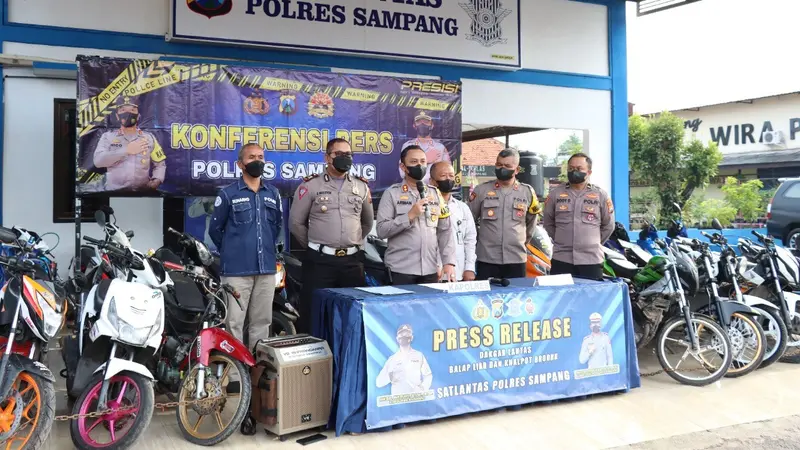Puluhan motor balap liar disita Polres Sampang. (Dian Kurniawan/Liputan6.com)