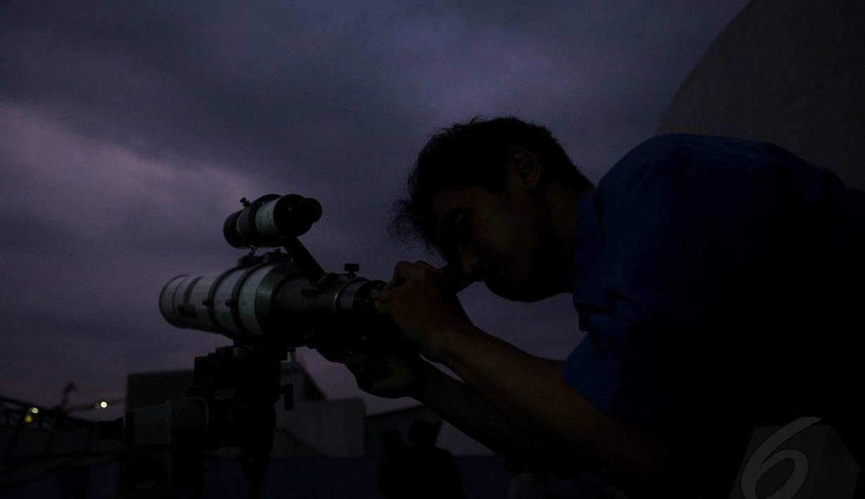 Petugas dari Planetarium saat memantau proses gerhana bulan total di kompleks Taman Ismail Marzuki, Jakarta, (8/10/14).(Liputan6.com/Johan Tallo) 