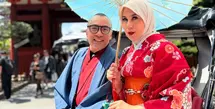 Dalam potret yang diunggah, Marini terlihat duduk anggun di bawah bunga sakura sambil memegang payung tradisional Jepang. [@marinizumarnisreal].
