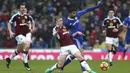 Diego Costa berusaha menghalau bola dari kejaran pemain Burnley, Ben Mee (2kiri) pada lanjutan Premier League di Turf Moor stadium, Burnley (12/2/2017).  Chelsea bermain imbang 1-1 lawan Burnley. (AP/Dave Thompson)