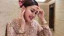 Untuk riasan wajahnya, Ayu Ting Ting didandani dengan makeup yang menonjolkan pada bagian mata dan bibir. Wanita 30 tahun itu menggunakan lipstik merah merona yang matching dengan hiasan sanggul simple-nya.(Liputan6.com/IG/@ayutingting92)